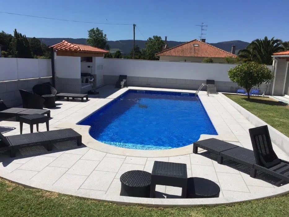 Bordadura de piscina em granito